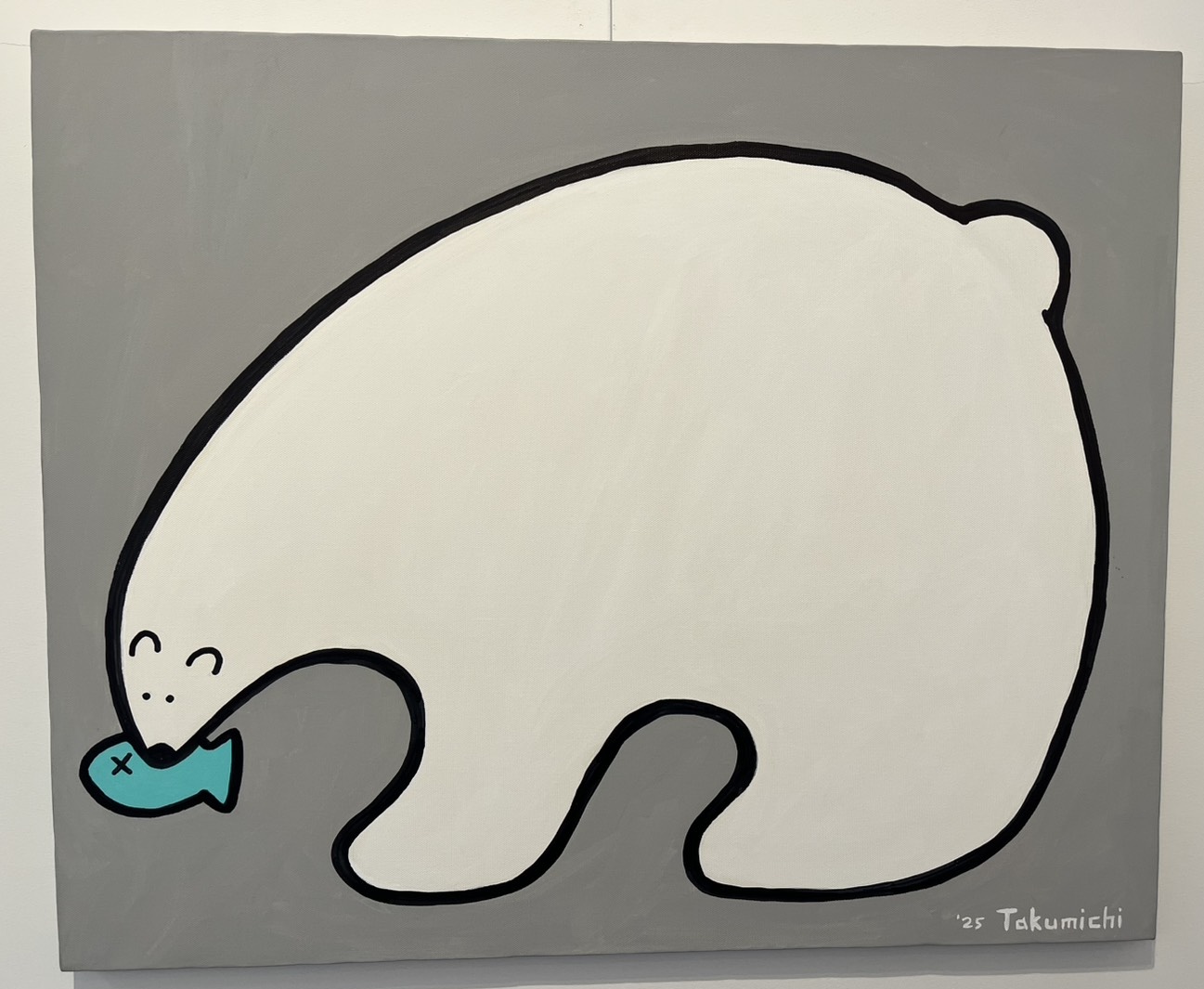 サカナをくわえるシロクマ
